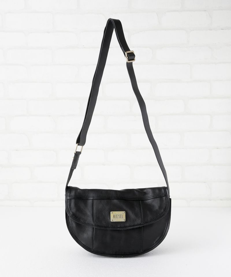 ハーフムーン型のショルダーバッグ