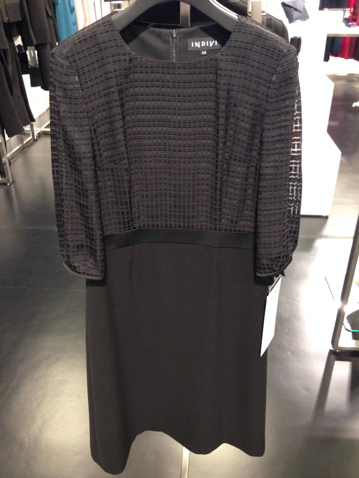 夏物ではこんなファッショナブルな喪服も