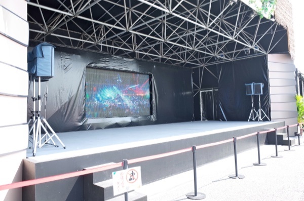 EXILEメンバーのほか、LDH所属アーティストが不定期で登場するステージ