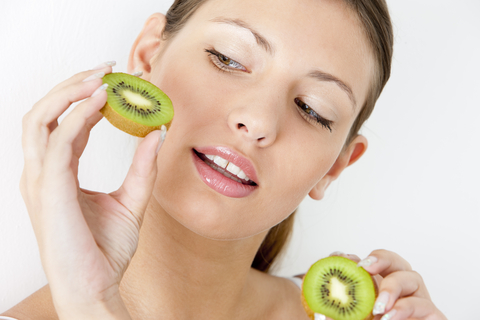 便秘に効くと噂のキウイ。”ポッコリお腹”がヘコむか試してみた