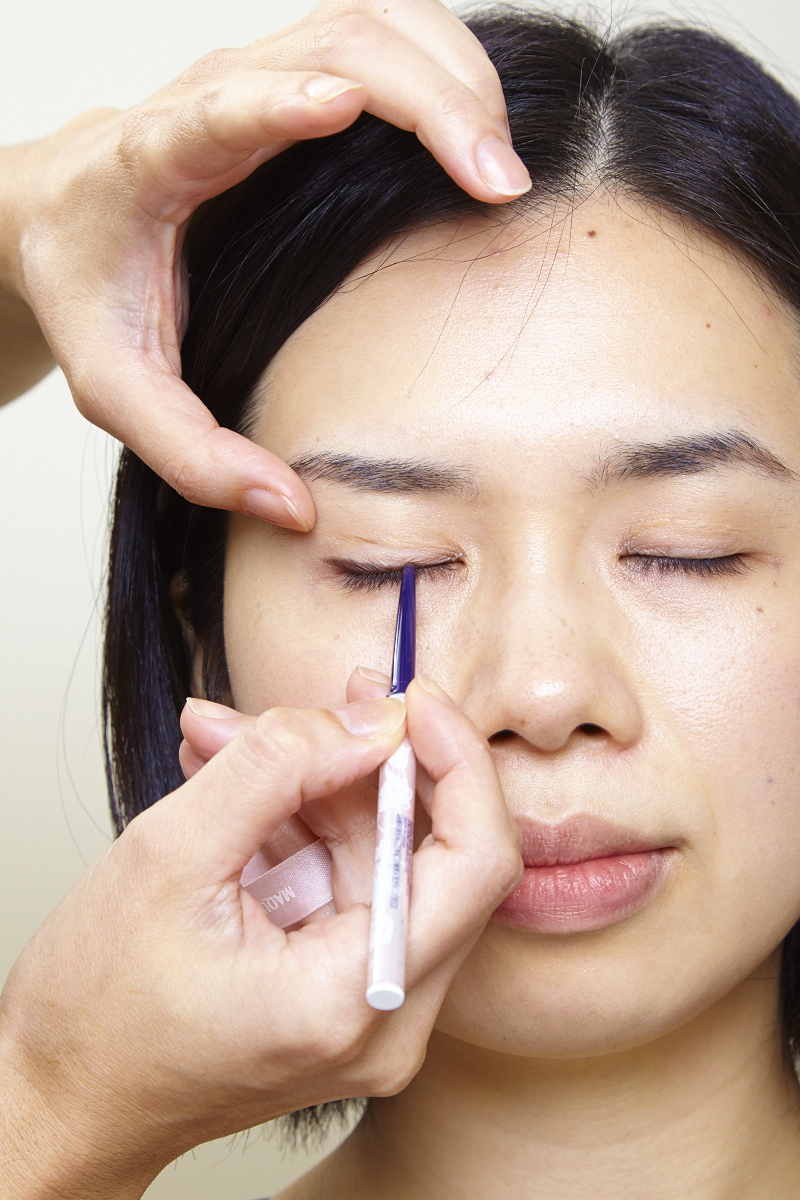 アイラインを入れる様子