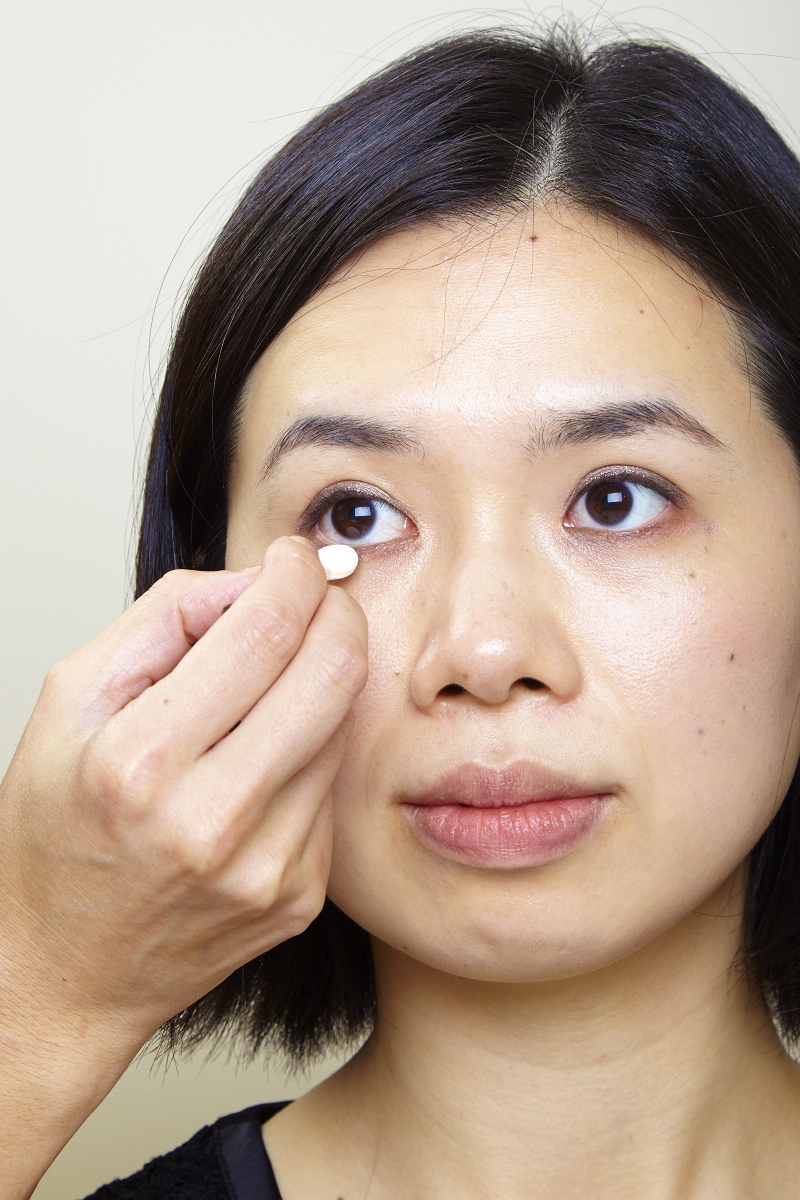 ブラシを使って、締め色（グレー）を入れる様子（2）