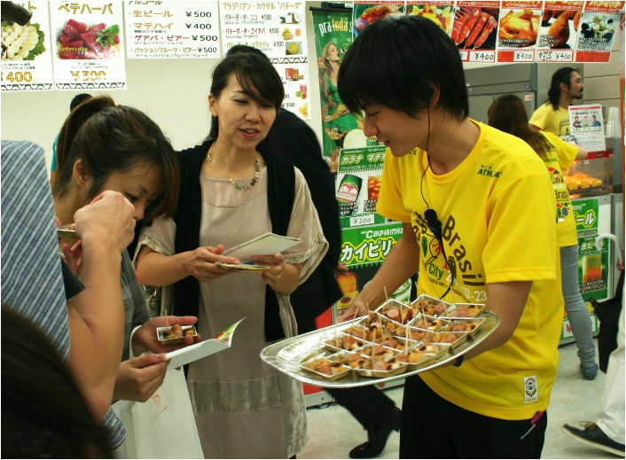 フェスタ・ド・ブラジル（池袋、サンシャインシティ） 試食の様子