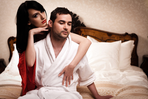 女から誘う、自分で脱ぐ…と男が引くってホント？【意外な男のホンネ調査】