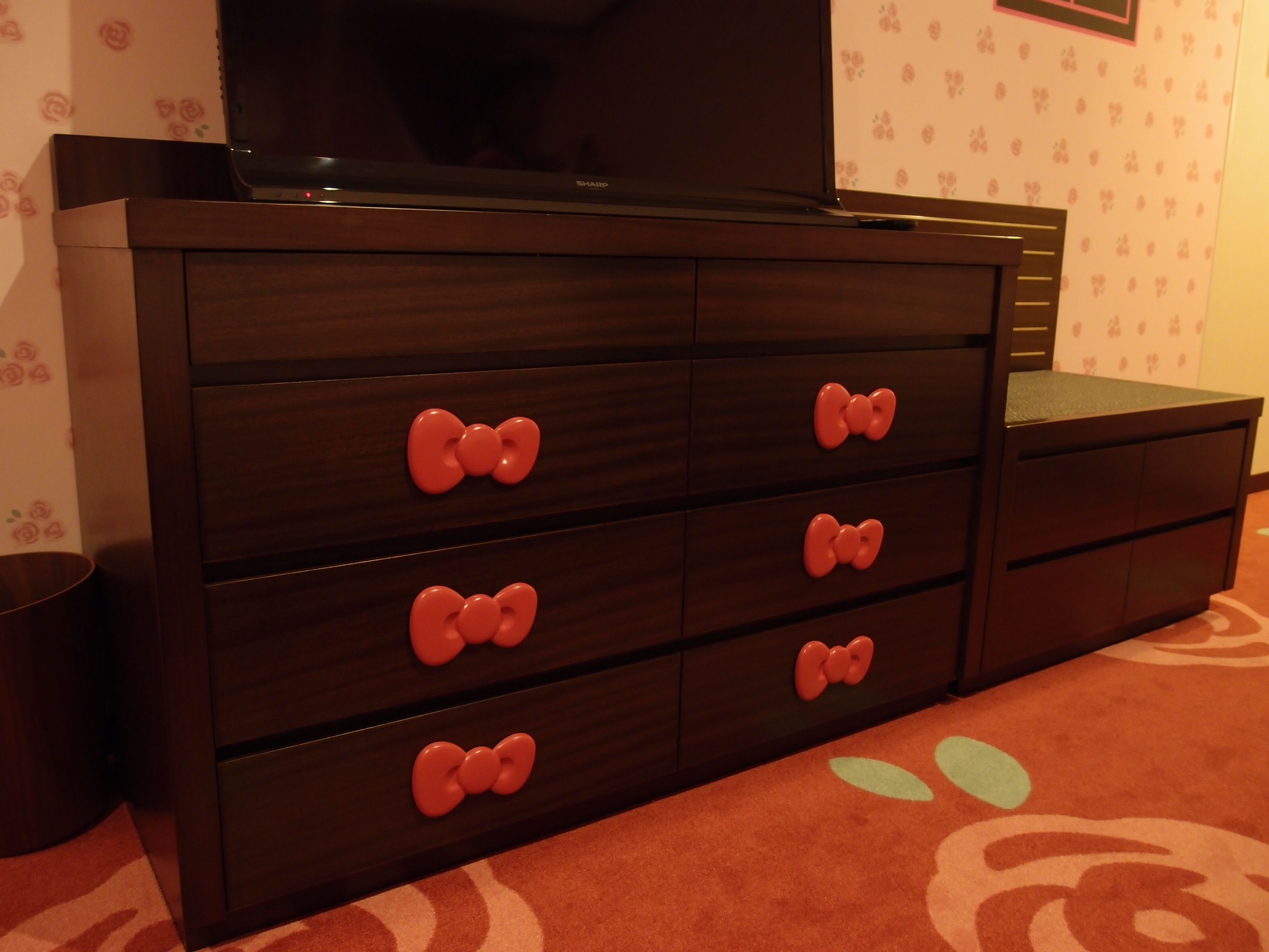 タンスにはキティの頭のリボン