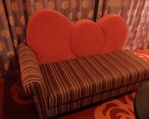 キティのリボンモチーフのソファ