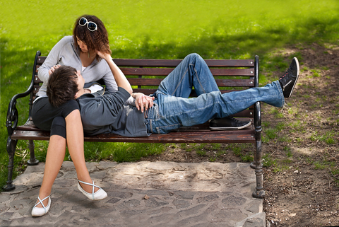 「お金のある熟女と、若い男」の組み合わせはハッピーである