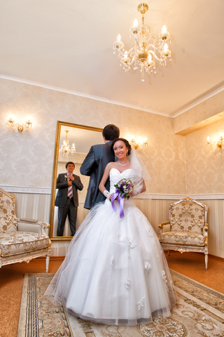 女も低年収だと結婚できない!?男が「結婚相手に求める年収」が判明