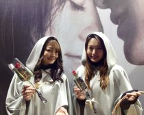 バラの花とコンドームのセットの配布