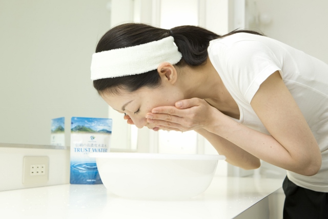 飲むだけでなく、お肌や髪につけて潤いをキープ