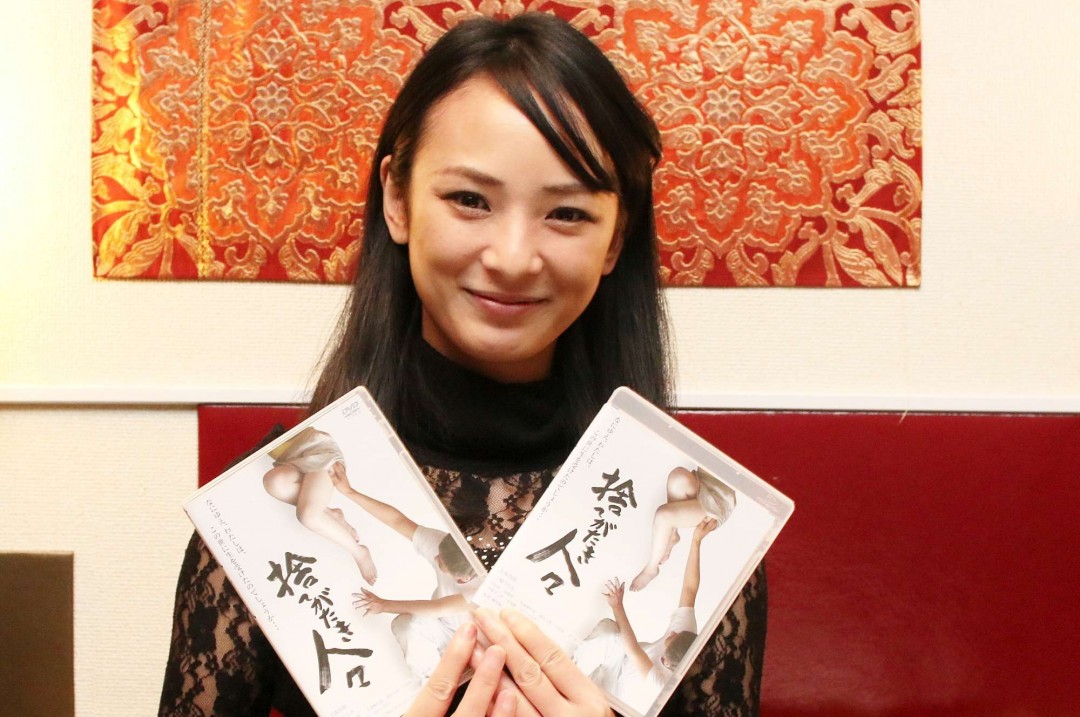 DVDを持つ三輪ひとみさん