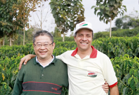 長谷川勝彦社長と生産者のひとり、リカルド・アギアールさん