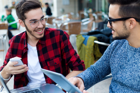 「男同士で子どもをつくる」研究に対し、ゲイの間でも賛否両論