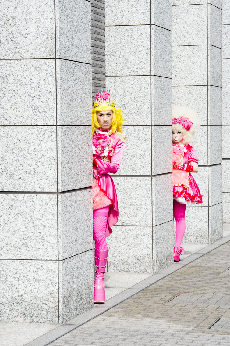 ピンクは「愛と平和」の象徴とか