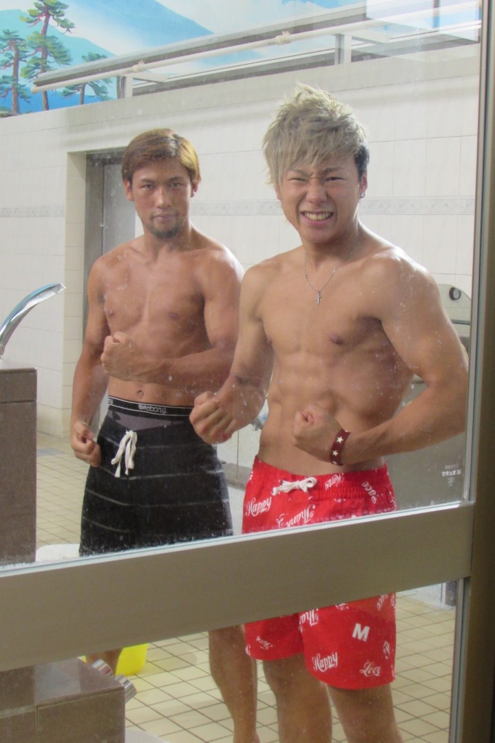 お風呂場でポーズ。サービス精神旺盛なK-1イケメンたち