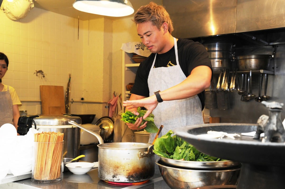 豪快にほうれん草をちぎるオカダ選手