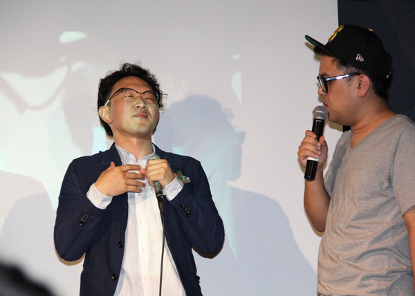 ジェスチャーを交えて衝撃のエロ漫談を披露する森林原人