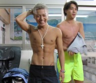 超筋肉質なネオホスト。後ろの瀧川さんも噺家とは思えぬ水着姿 超筋肉質なネオホスト。後ろの瀧川さんも噺家とは思えぬ水着姿