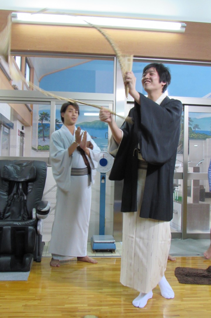 192cmの林家さんによるダイナミックな「南京玉すだれ」