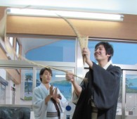 192cmの林家さんによるダイナミックな「南京玉すだれ」 192cmの林家さんによるダイナミックな「南京玉すだれ」