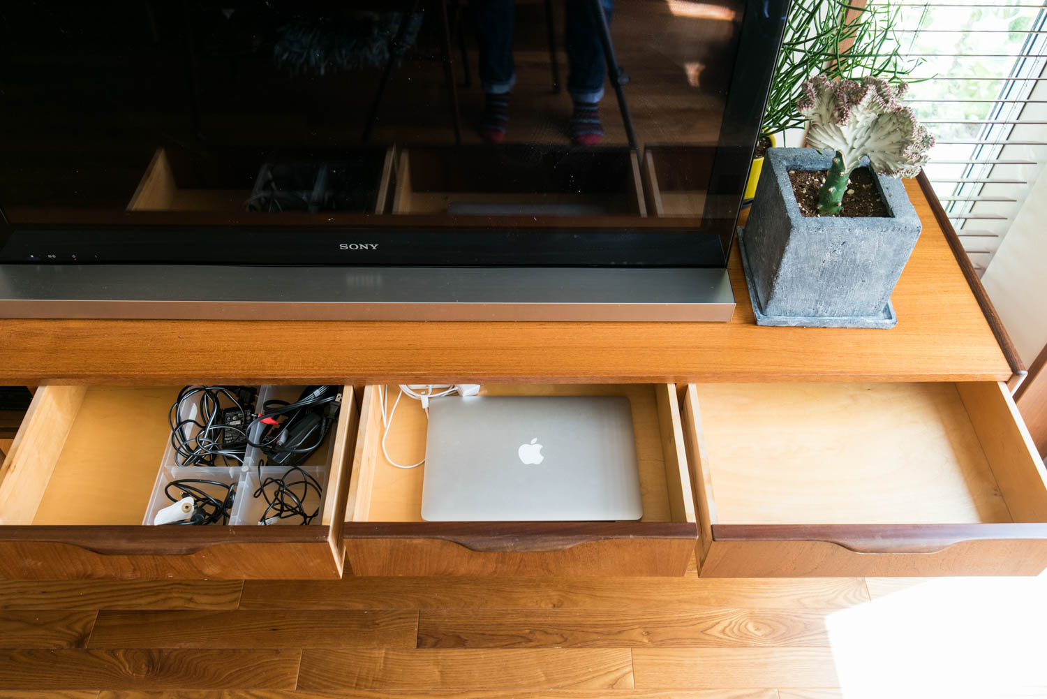 テレビ台の引き出しの中