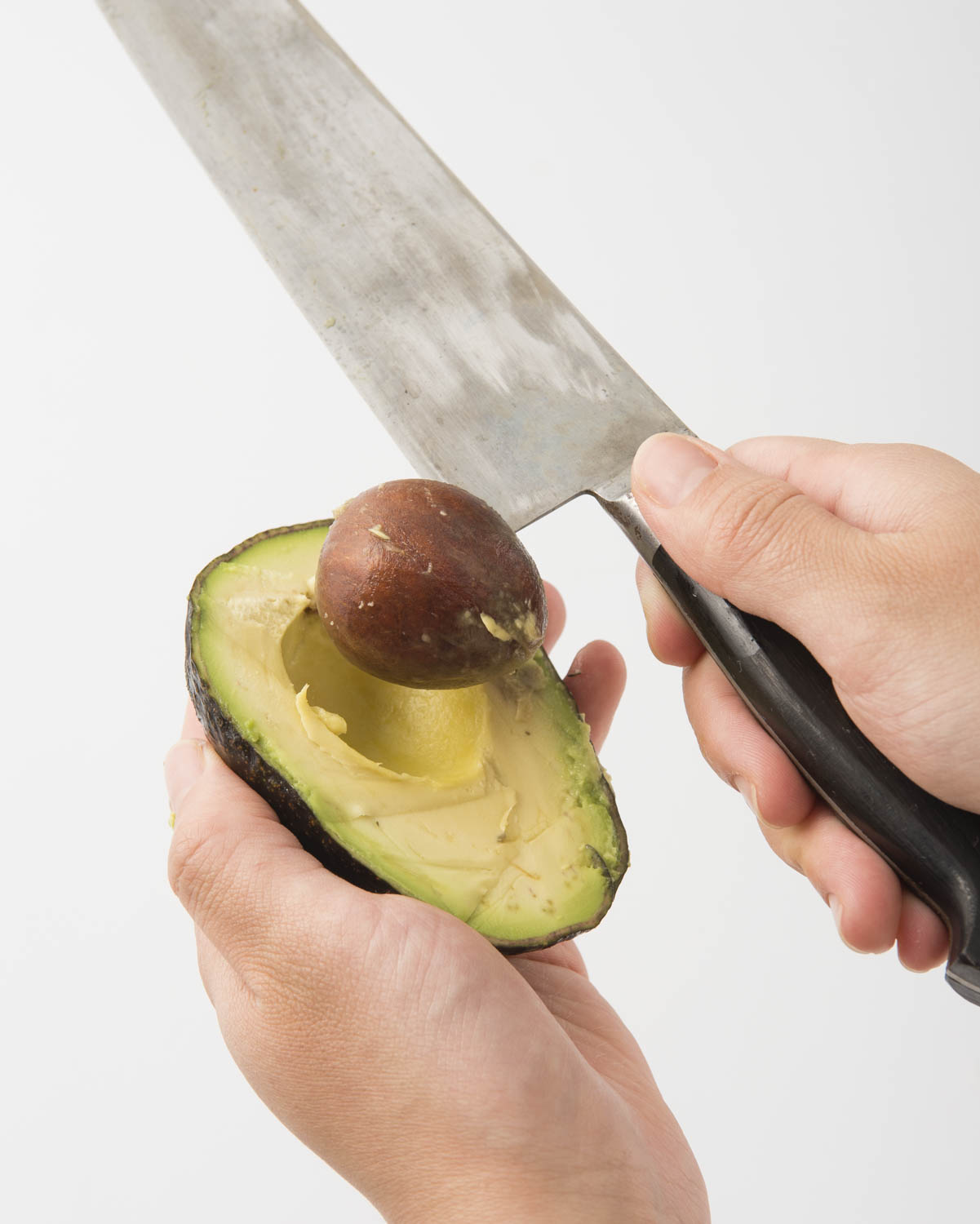 アボカドの種を取る