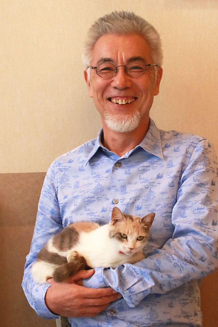 イッセー尾形さんの腕の中でくつろぐドロップちゃん