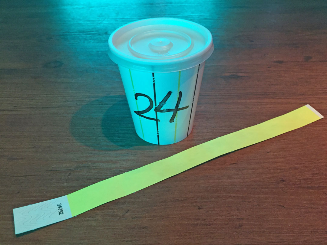 検尿カップと腕輪