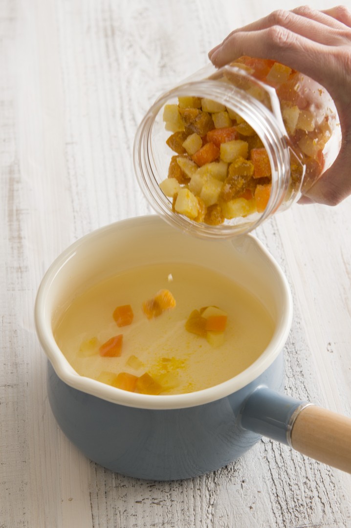 調理の際は、鍋に直接パラパラとふり出せる。