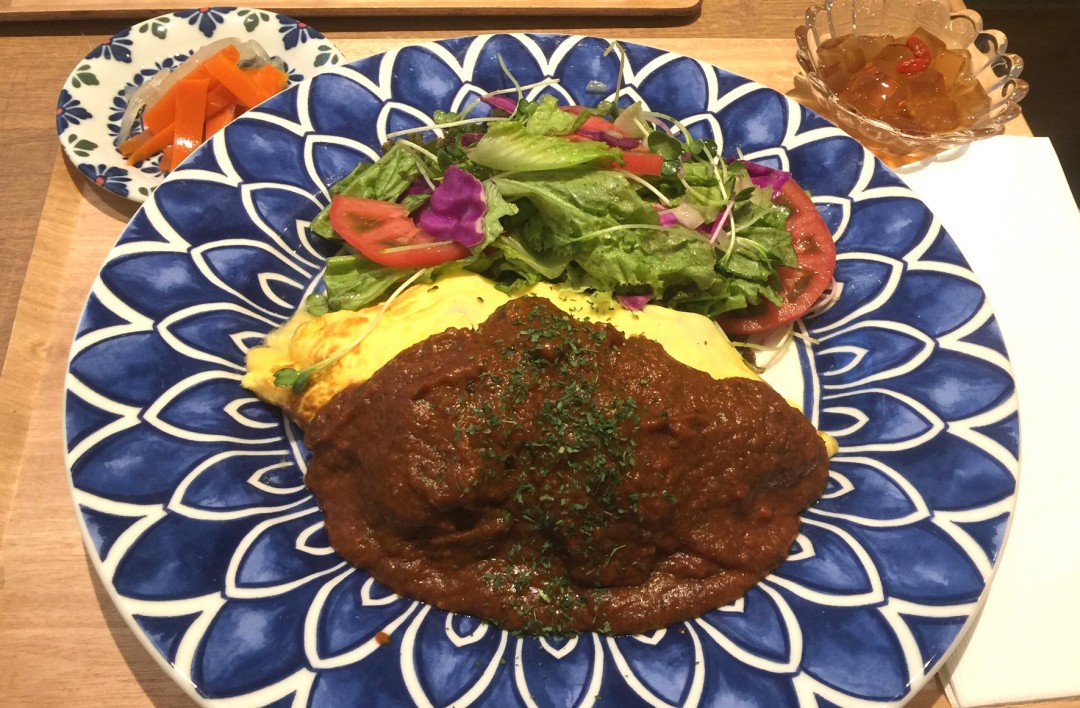 薬膳カレーのオムライス