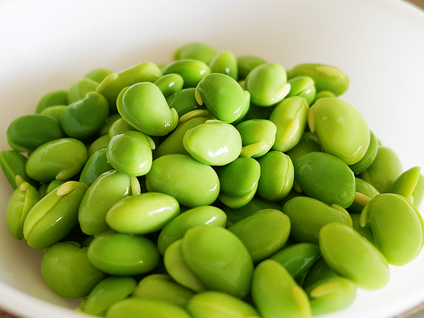 作り方(1)枝豆のさやと薄皮を取ったもの