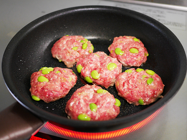 作り方(3)食べやすい小ぶりなサイズに成形したタネを熱したフライパンで焼く