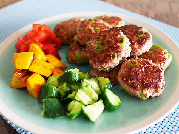 作り方(4)お好みの皿に盛りつけて完成！つけ合わせは、トマト・ズッキーニ・キュウリなどの夏野菜