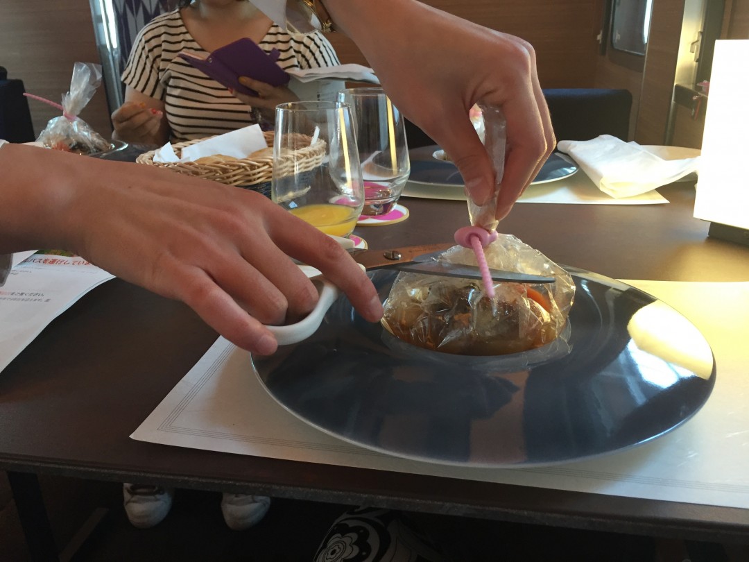 ランチコースのメイン「武州豚のトマトラグー 森の薫りを添えて」