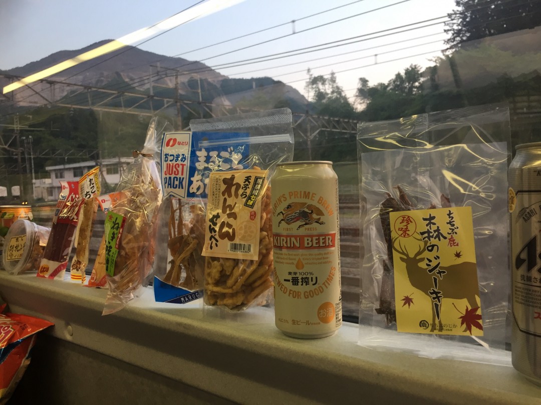 帰りはビールとおつまみをレッドアロー号で