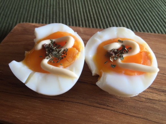 ゆで卵にアンチョビペースト、マヨネーズ少々