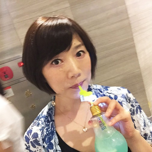 施術直後。右目の下、右頬、唇の右の凸凹分かりますか？ コレが再生テープです。そしてノーファンデです。（日焼け止め代わりのBBクリームのみ）