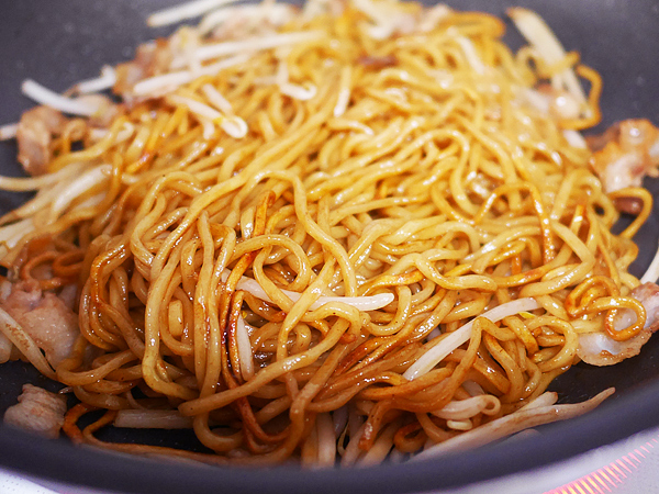 焼きそば炒める