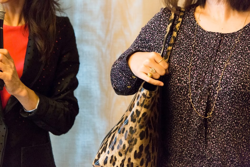 持ち手は握らず、添えるイメージで