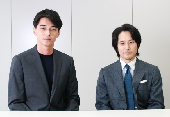 東出昌大さん（左）と松山ケンイチさん