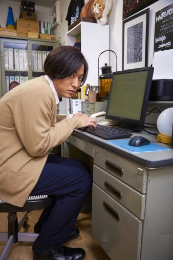 よく見ると、靴のかかとを踏んでいます