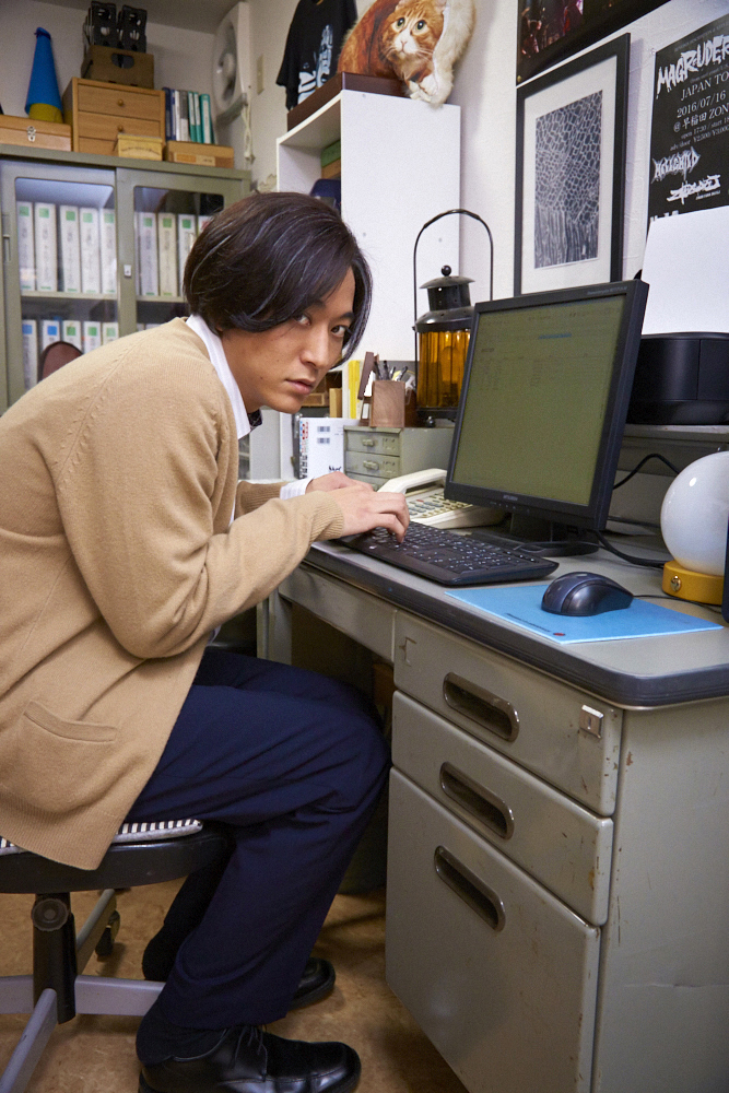 よく見ると、靴のかかとを踏んでいます