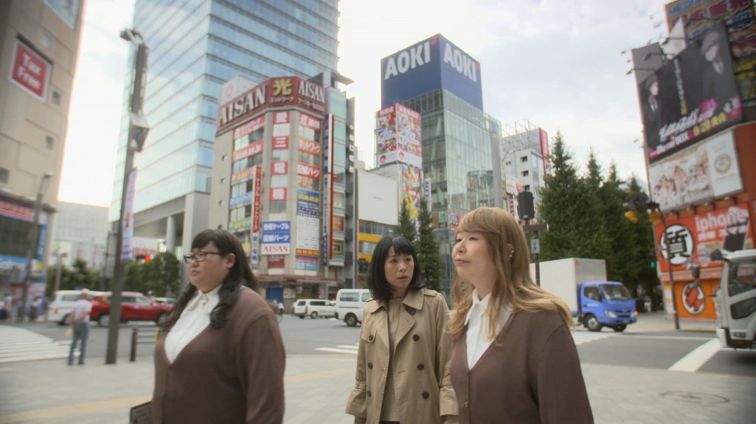 秋葉原を歩くシーン