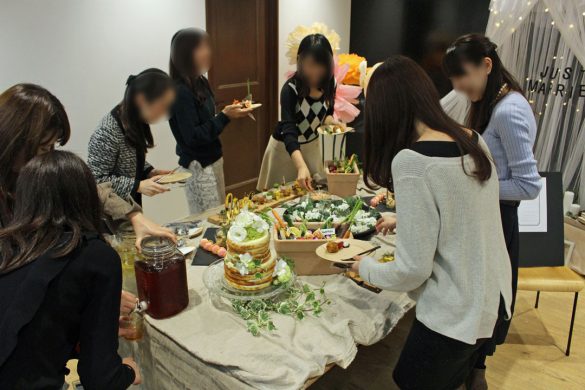 用意されたキュートなテーブルセッティングや料理に夢中のプレ花嫁たち