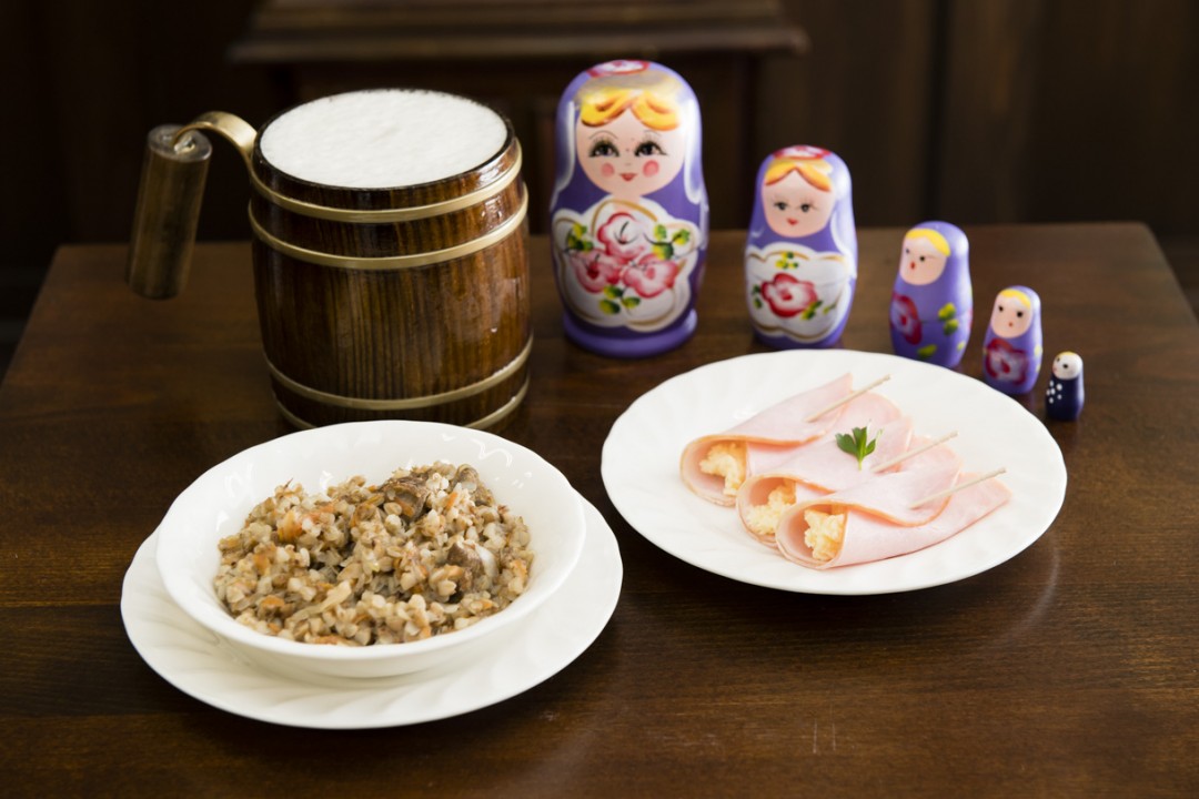 ItaCafe　「牛肉とそばの実のやわらかごはん」（850円）と「マヨネーズのハム巻きガーリック風味」（400円）