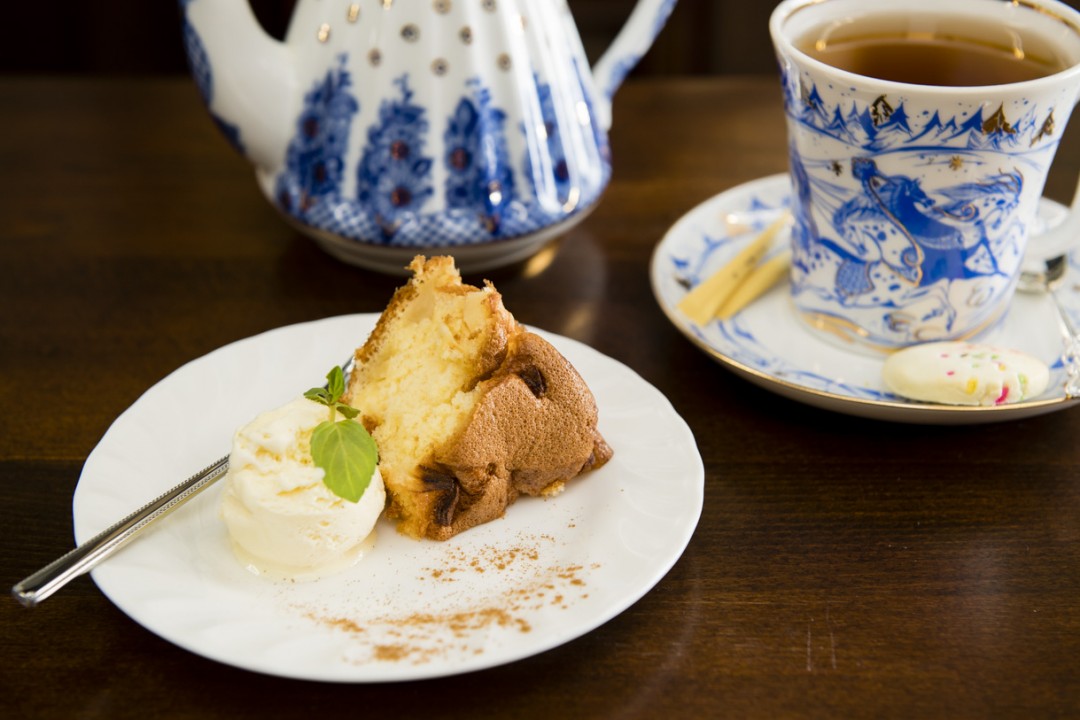 ItaCafe　デザートメニューのシフォンケーキ「シャルロッカとバニラアイスクリーム」（500円）