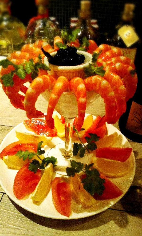 シャンパンとともに供される美味しそうなシュリンプカクテル