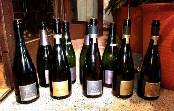 大量のシャンパンの空きビン