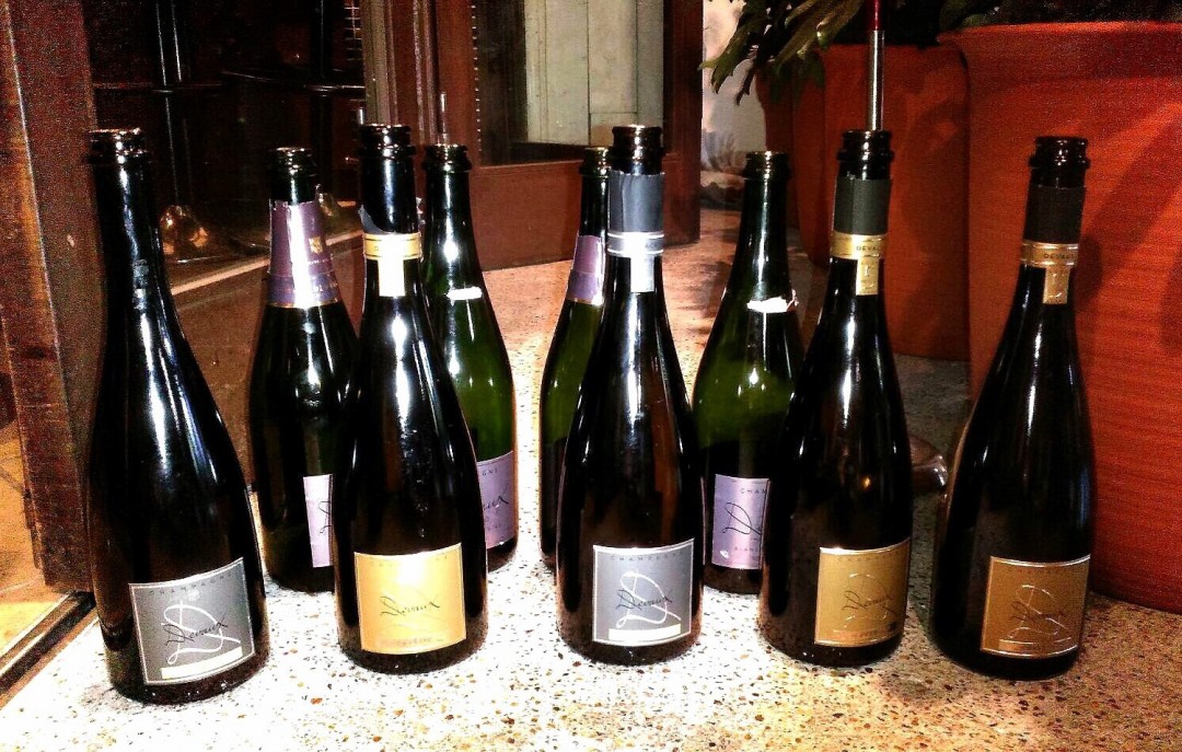 大量のシャンパンの空きビン