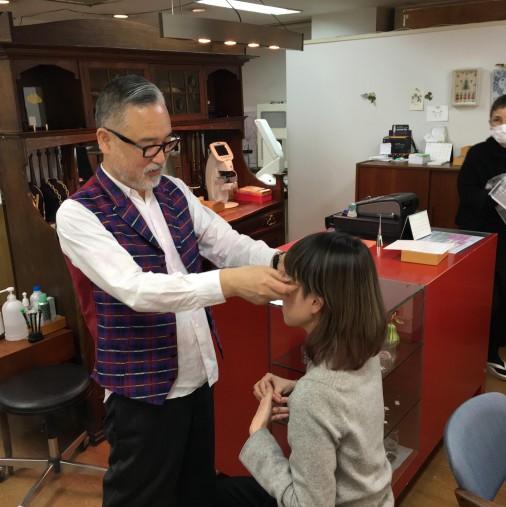 フレームのフィッティングをしてもらっているところです フレームのフィッティングをしてもらっているところです